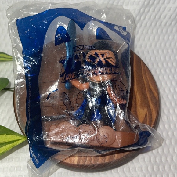 McDonald's 2022 THOR LOVE and THUNDER Marvel New Happy Meal Toy Valkyrie #8. - Picture 1 of 2